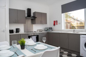 Contractor and Relocation Haven Sleeps 10 with Parking and Superfast WiFi